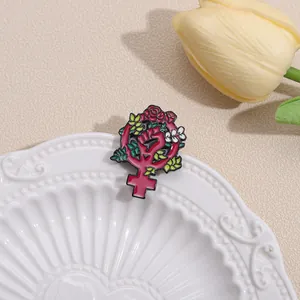 Spilla in Smalto Feminist Power Simbolo di Venere Pugno Chiuso Con Dettagli Floreali Rose Distintivo in Lega per Donna