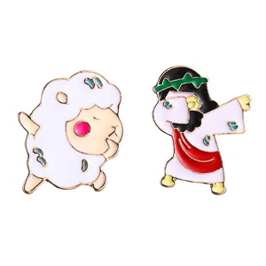 Detailansicht der niedlichen Schaf- und Jesus-Emaille-Pins in einer lustigen Dab-Pose