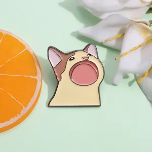 Détail du pin's émaillé Pop Cat avec un design de chat de dessin animé amusant
