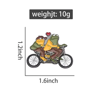 Détail du pin's émaillé grenouilles à vélo avec dimensions 1,6x1,2 pouces et poids 10g