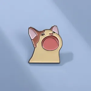 Macro de l'épingle émaillée Pop Cat avec son chat emblématique à grande bouche sur fond bleu