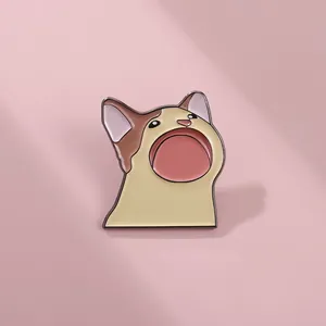 Détail macro du pin's Pop Cat en émail avec bords en métal poli et finition laquée