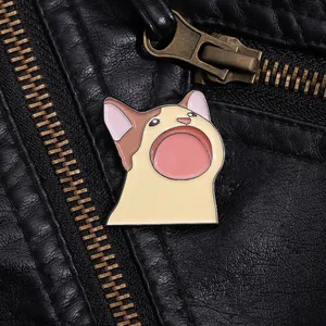 Vue macro d'un pin's en émail chat Pop Cat avec bouche ouverte sur un fond en cuir noir