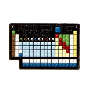 Primer plano del pin de tabla periódica con iconos de colores sobre base negra