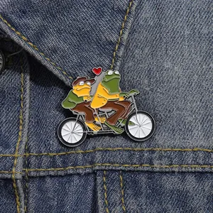 Broche en Émail Grenouille sur Tandem Alliage Animal Épinglette pour Vêtements Sac à Dos Bijoux Accessoires