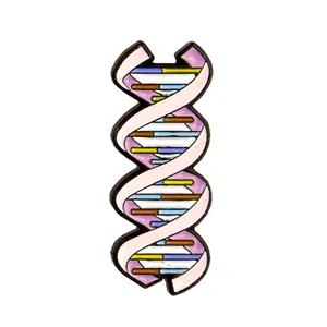 Detalle del pin esmaltado de doble hélice ADN con bandas espirales en rosa y púrpura vivo