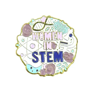 Detalle del pin de esmalte Women in STEM con flores y símbolos de la ciencia