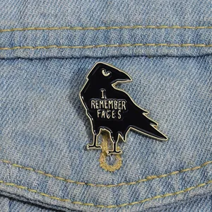 Spilla in smalto corvo nero con testo I REMEMBER FACES su tessuto denim blu