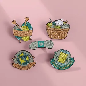 Détail d'un lot de 5 épingles en émail avec chats mignons et pelotes de laine sur le fait-main