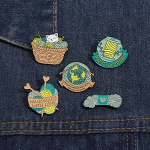 Lot de 5 broches en émail chat et tricot sur fond en jean pour amateurs de couture