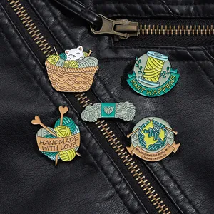 Pins en émail détaillés avec paniers de laine chat et boules de terre sur veste en cuir