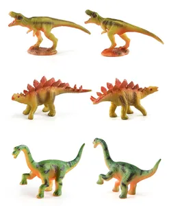 Set dettagliato di modelli di dinosauri realistici con T-Rex e Stegosauro su sfondo bianco