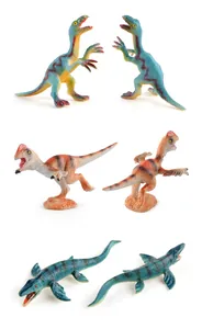 Dettaglio di modelli di dinosauri in miniatura con texture realistica di pelle e squame