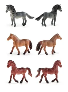 Vista dettagliata di sei statuette di cavalli in miniatura in plastica marrone, grigia e nera