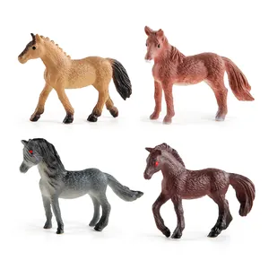 Set di quattro modelli di cavalli realistici in vari colori con dettagli di muscoli e peli