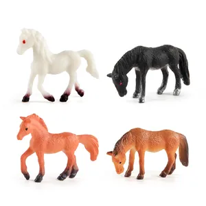 Set di quattro statuette realistiche di cavalli in plastica in colori assortiti