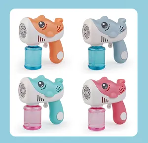 Gros plan de pistolets à bulles dauphins en quatre couleurs : orange, bleu et rose