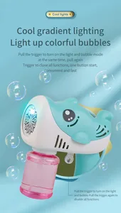 Détail du pistolet à bulles requin avec effets lumineux et flacon rose inclus