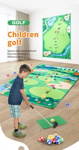 Détail du tapis de jeu de golf pour enfants avec zones de score et balles adhésives