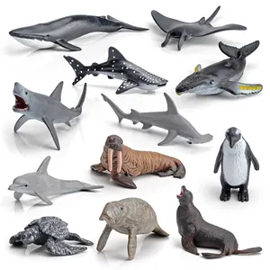 Set de 12 figuras realistas de animales marinos, ballenas y tiburones en fondo blanco
