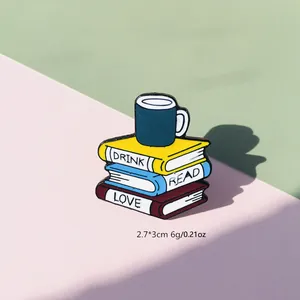 Details zur kreativen Katzen-Buch-Emaille-Nadel mit Maßen 2,7x3cm und Gewicht von 6g
