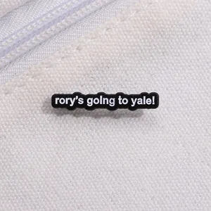 Inspirerende emaille pin met Rory's going to Yale tekst op witte canvas tas