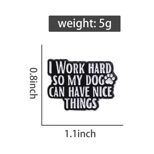 Détail du pin's en émail noir de 1,1x0,8 pouce avec patte de chien et slogan