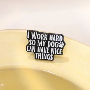 Broche en émail avec texte I WORK HARD SO MY DOG CAN HAVE NICE THINGS et empreinte de patte
