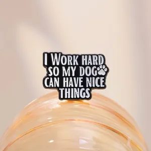 Détail du pin's pour amoureux des chiens avec texte motivant sur fond noir chic