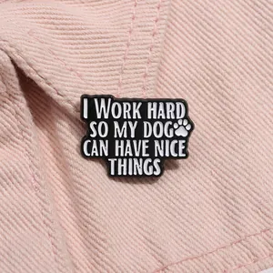 Pin's émaillé avec texte I WORK HARD SO MY DOG CAN HAVE NICE THINGS sur du denim