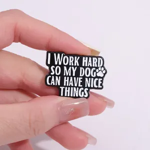 Gros plan du pin's émaillé pour amoureux des chiens avec texte I Work Hard humoristique