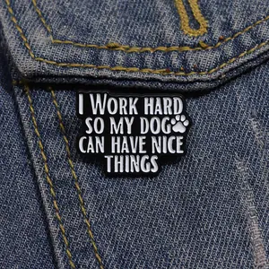 Épingle en Émail Citation Drôle I Work Hard So My Dog Can Have Nice Things Broche Alliage Patte Chien Amoureux Animaux