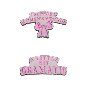 Ensemble de pin's en émail rose avec nœuds papillon et slogans humoristiques en anglais