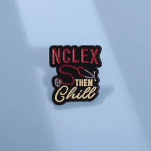 Λεπτομέρεια καρφίτσας σμάλτου NCLEX THEN CHILL με κόκκινο στηθοσκόπιο και γράμματα