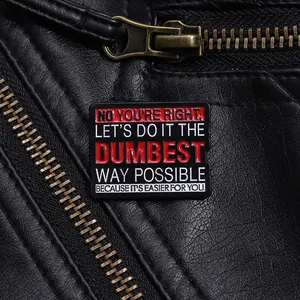 Makro-Detail der Emaille-Anstecknadel mit sarkastischem Spruch auf Lederjacke