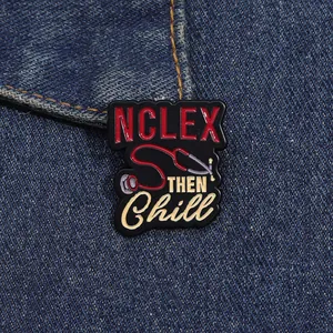 Λήψη macro της καρφίτσας σμάλτου NCLEX THEN Chill με στηθοσκόπιο σε ύφασμα denim