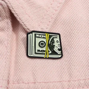 Gros plan d'un badge en émail en forme de dollar sur une veste en jean rose