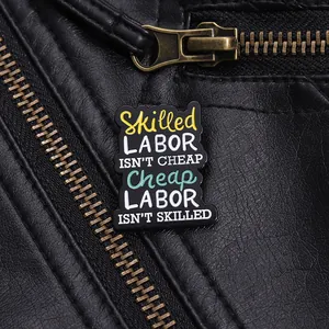 Gros plan du pin's en émail Skilled Labor Isn't Cheap sur une veste en cuir noir