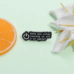 Insigne en Émail Have You Tried Turning It Off And On Again en Alliage Icône Alimentation Broche pour Vêtements Sac Geek Bijoux
