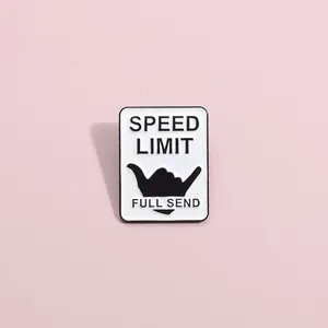 Détail macro du pin's Speed Limit avec geste de main Shaka et texte sur fond rose