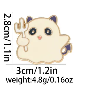 Détail du pin's fantôme chat avec trident montrant les dimensions de 2,8x3 cm