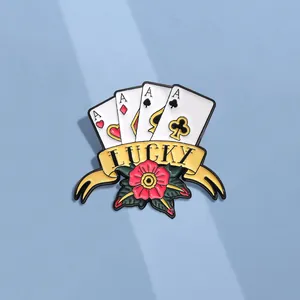 Detailansicht der Lucky Ace Pokerkarte Emaille-Brosche mit roter Rose und Metall-Abzeichen