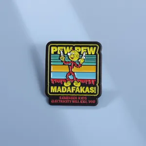Détail du pin's carré en émail avec personnage électrique et texte humoristique Pew Pew