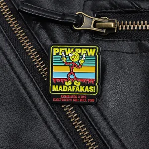 Macro d'un pin's carré en émail avec motif cartoon sur une veste en cuir noir