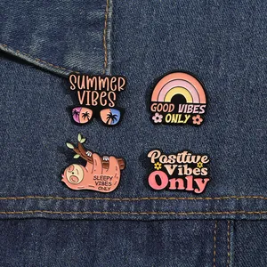 Lot de 4 pin's émaillés colorés avec slogans d'été sur fond en denim foncé