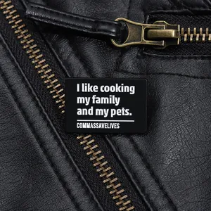 Broche en émail avec slogan humoristique sur la grammaire sur une veste en cuir noir