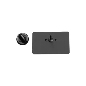 Vue détaillée du dos d'un badge rectangulaire noir mat avec fermoir en caoutchouc noir