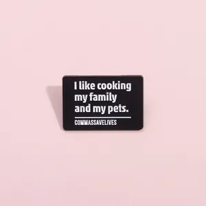 Broche rectangulaire en émail avec citation d'humour noir sur fond rose pastel