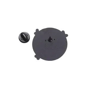Dettaglio del retro della spilla in metallo nero opaco con design a zampa e chiusura mora