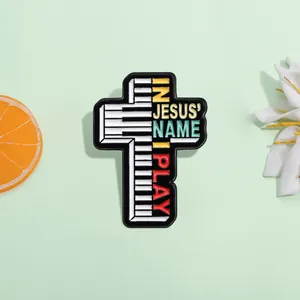 Broche en Émail Croix et Touches de Piano In Jesus Name I Play Lettre en Alliage de Zinc Bijou Religieux Musique Cadeau